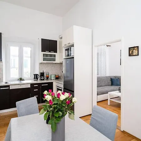 Maris Apartment *