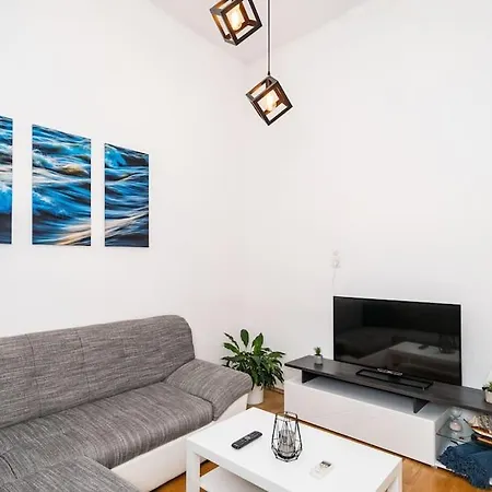 Maris Apartment *